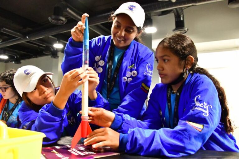 Pequeñas genios latinoamericanas, ejemplos del poder de las niñas en la ciencia.