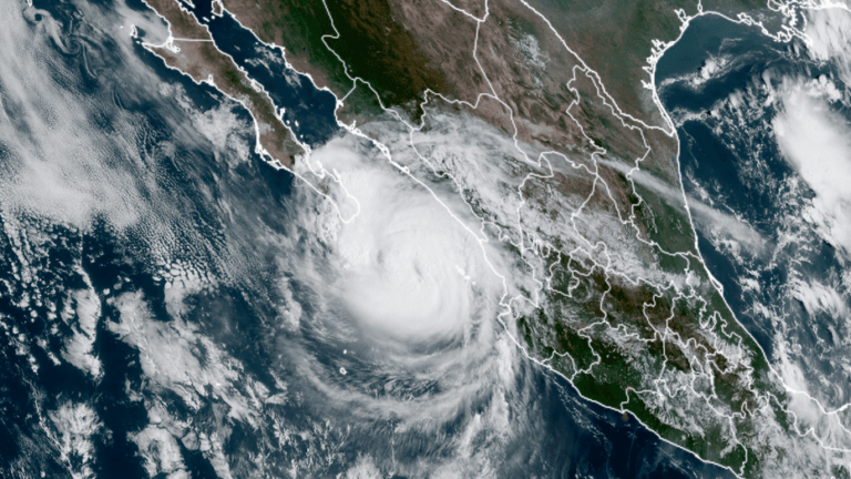 El huracán Olaf, pasa por la costa pacífica de México.