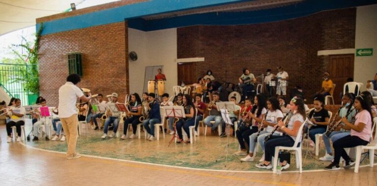 El talento musical de los niños de Olaya Herrera.