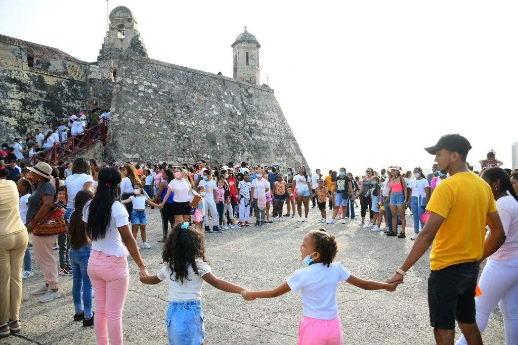 Niños y familias disfrutando de actividades culturales y recreativas durante la celebración del Día del Niño en el histórico Castillo de San Felipe en Cartagena