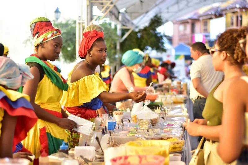 Matronas y portadores de la tradición en la Plaza de los Coches durante el decimotercer Festival del Dulce Cartagenero