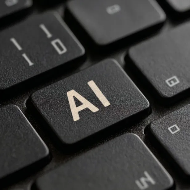 Estudiante usando inteligencia artificial como herramienta de apoyo para el aprendizaje