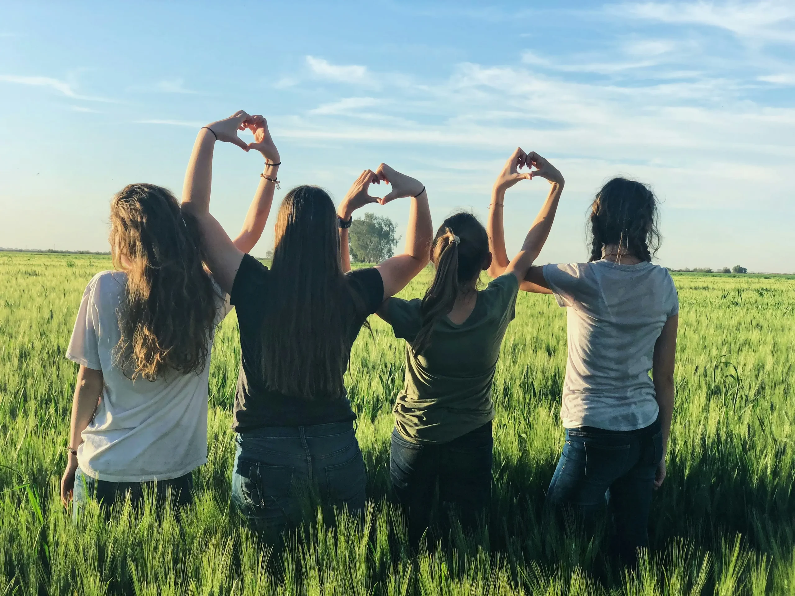 Las amistades entre niñas fortalecen el bienestar emocional, la confianza, el apoyo mutuo y la salud mental durante el crecimiento