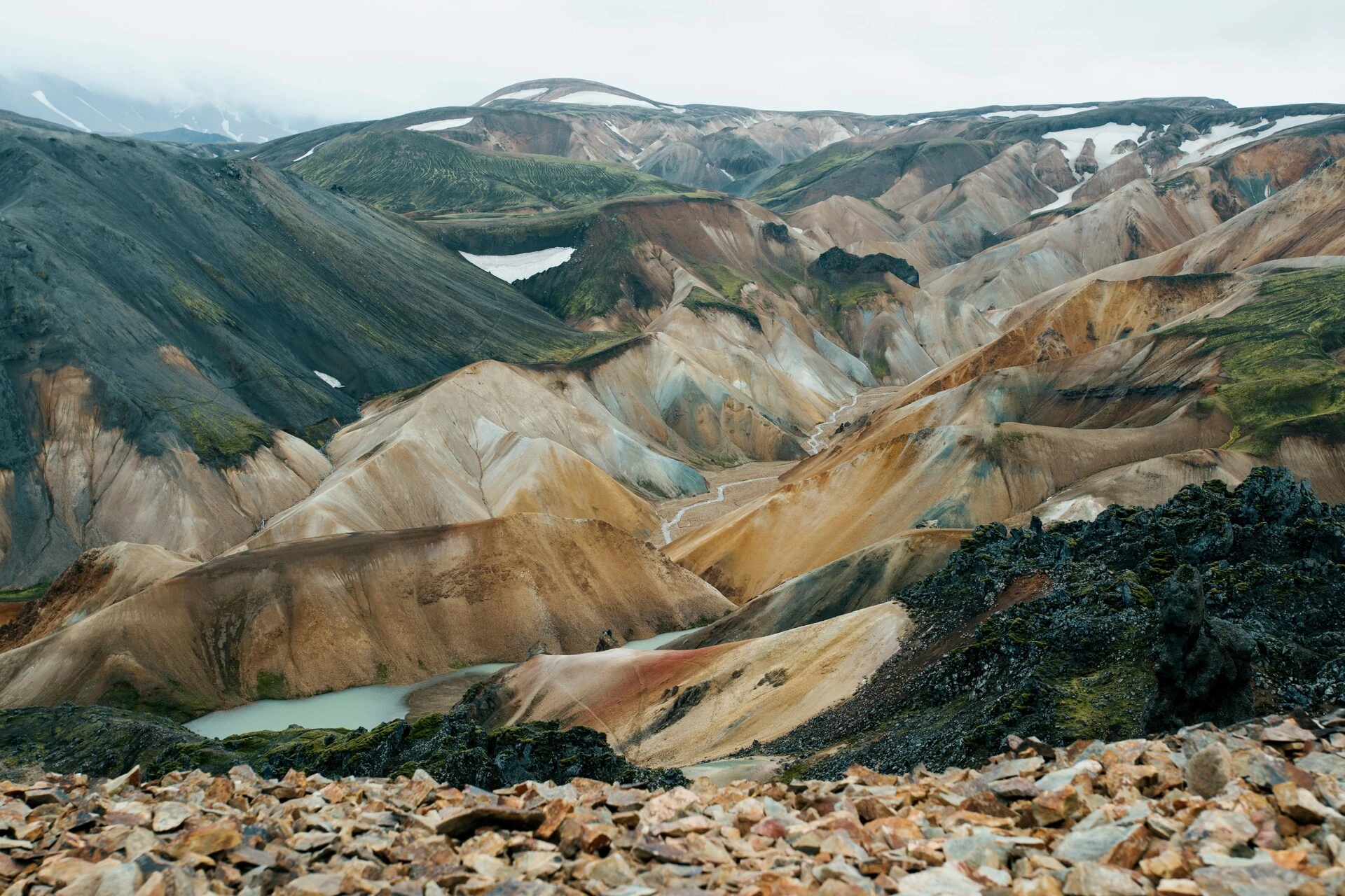 Las montañas se forman por el movimiento de las placas tectónicas y el proceso geológico conocido como orogénesis