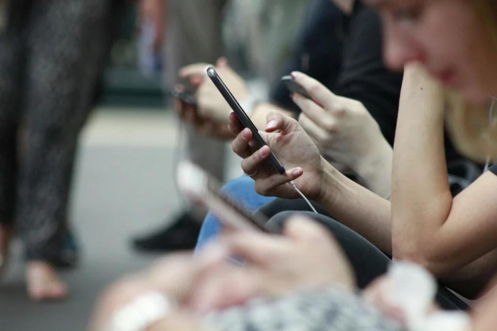 La dopamina liberada por las notificaciones del celular influye en el sistema de recompensa del cerebro y favorece el uso repetitivo de las pantallas
