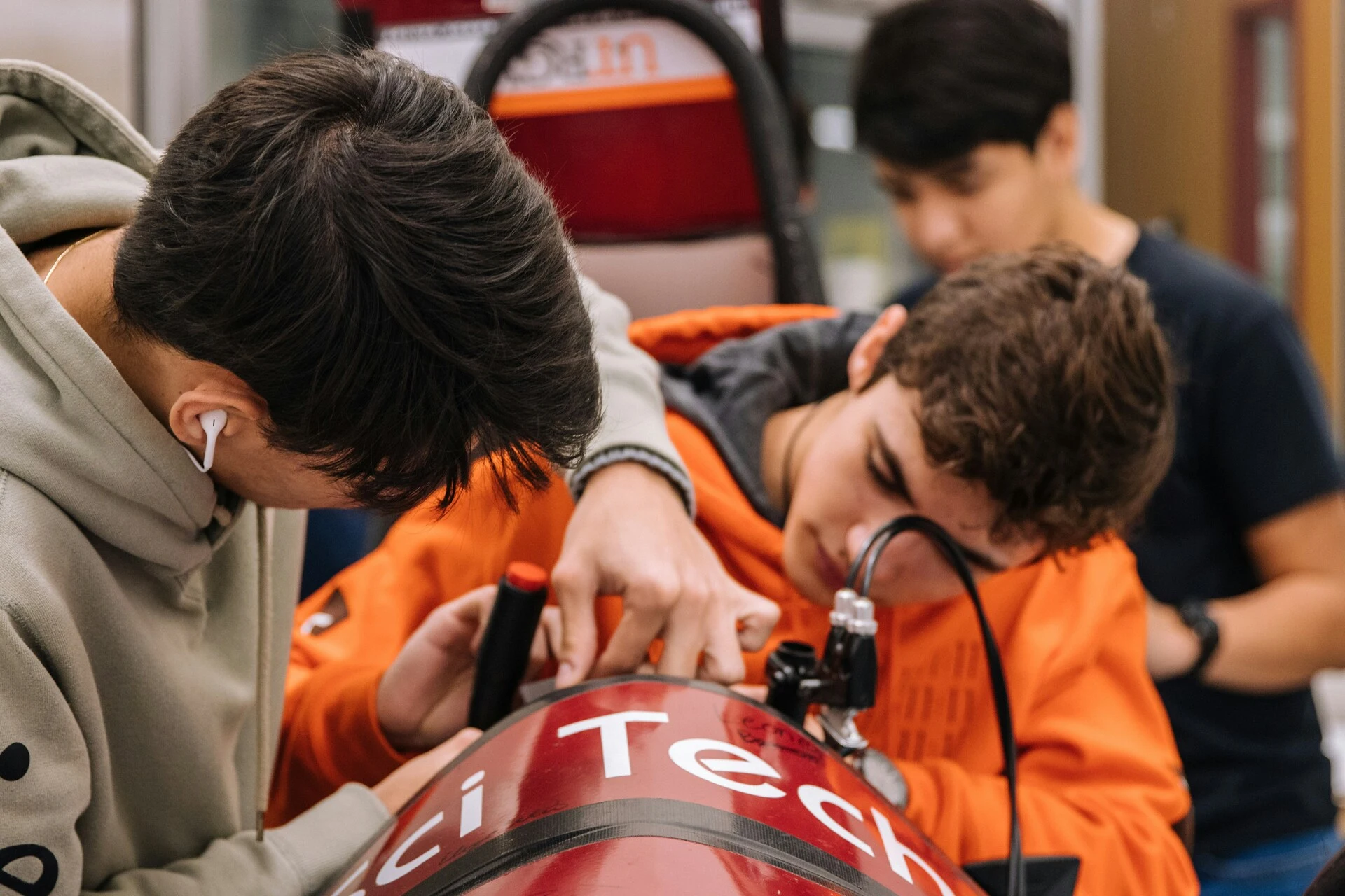 Estudiantes que usan inteligencia artificial crean proyectos para cuidar el agua, comprender la contaminación del aire y reducir el consumo de energía