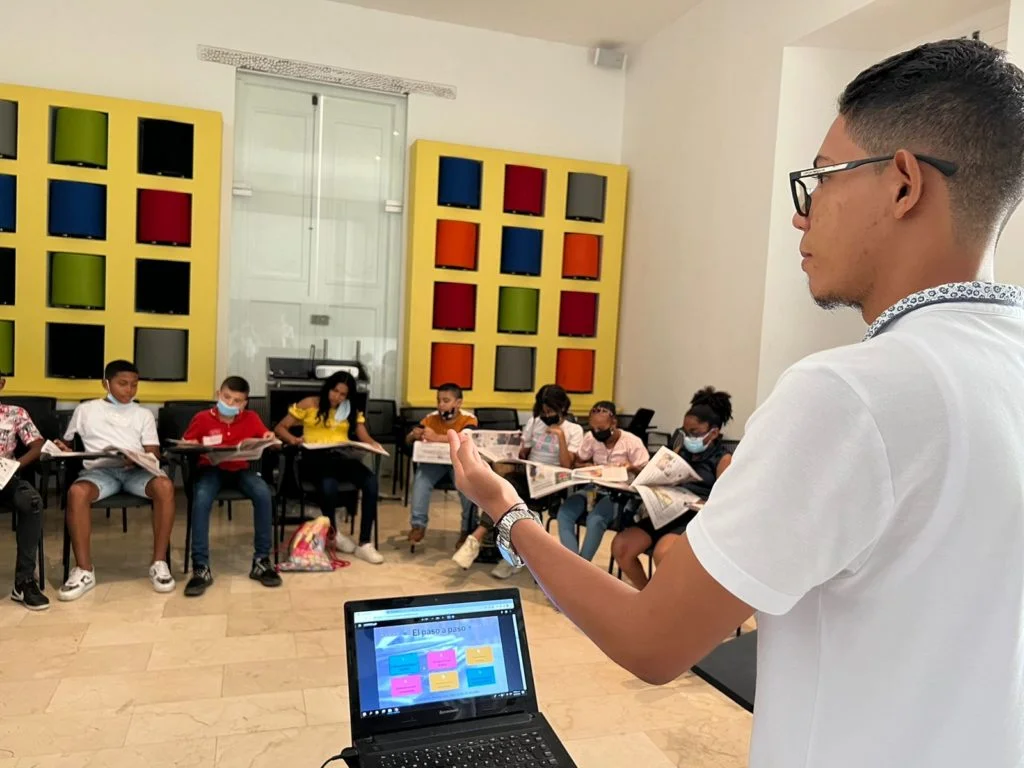 Niñas y niños participan en el proyecto #YoCuento para contar historias de sus barrios mediante el periodismo.